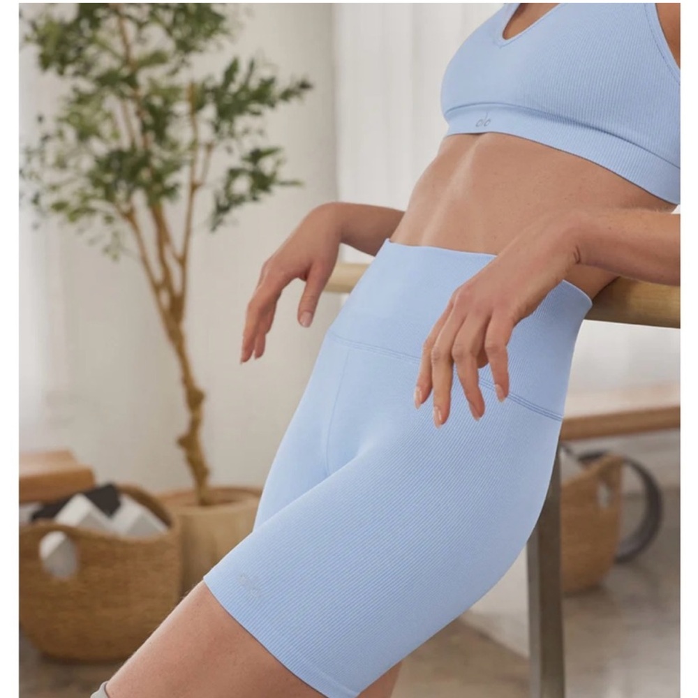 ALO Shorts Size XS Worn once Seashell Blue